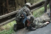 Vojáci prohledávají zastřeleného teroristu
