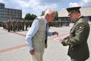 Bohumír Dufek (vlevo) předává Pamětní odznak PTP generálu Zůnovi