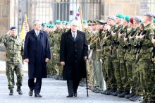 Na Hradčanském náměstí v Praze dnes zaznělo: "Tak přísaháme" Na Hradčanském náměstí v Praze dnes zaznělo: "Tak přísaháme"