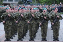 Slavnostní vojenské přísaze přihlížela i druhoválečná veteránka. Přísahal také její pravnuk Slavnostní vojenské přísaze přihlížela i druhoválečná veteránka. Přísahal také její pravnuk