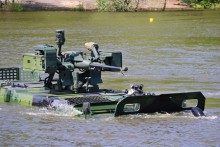 Vojenská technika nezklamala. Při plavbách v Myslejovicích zdolávala vodní překážky Vojenská technika nezklamala. Při plavbách v Myslejovicích zdolávala vodní překážky
