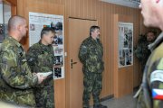 Gen. Opata hovoří k čerstvým absolventům kurzu instruktorů střelecké přípravy