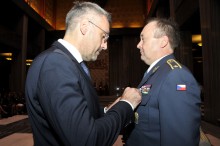 Velitel Velitelství výcviku-Vojenské akademie převzal vysoké resortní vyznamenání Velitel Velitelství výcviku-Vojenské akademie převzal vysoké resortní vyznamenání