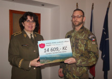 Vojenští profesionálové s květem koniklece ve znaku věnovali Vojenskému fondu solidarity 14 609 Kč Vojenští profesionálové s květem koniklece ve znaku věnovali Vojenskému fondu solidarity 14 609 Kč