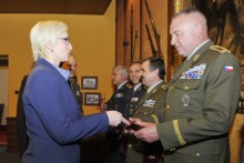 Ministryně obrany ustanovila čtyři generály a jednoho plukovníka do nových funkcí Ministryně obrany ustanovila čtyři generály a jednoho plukovníka do nových funkcí