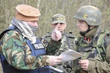 Vojáci učí novináře přežít v krizových situacích Vojáci učí novináře přežít v krizových situacích