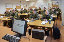 Při zahájení Kurzu pro nižší důstojníky zazněla tři klíčová slova: SEBEVZDĚLÁVÁNÍ, SDÍLENÍ A SPOLUPRÁCE Při zahájení Kurzu pro nižší důstojníky zazněla tři klíčová slova: SEBEVZDĚLÁVÁNÍ, SDÍLENÍ A SPOLUPRÁCE