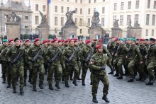 Noví vojáci přísahali na Hradčanském náměstí věrnost České republice, policisté a hasiči složili slib Noví vojáci přísahali na Hradčanském náměstí věrnost České republice, policisté a hasiči složili slib